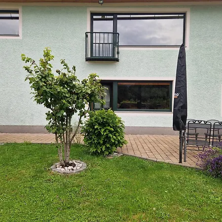 Lägenhet Mit Garten